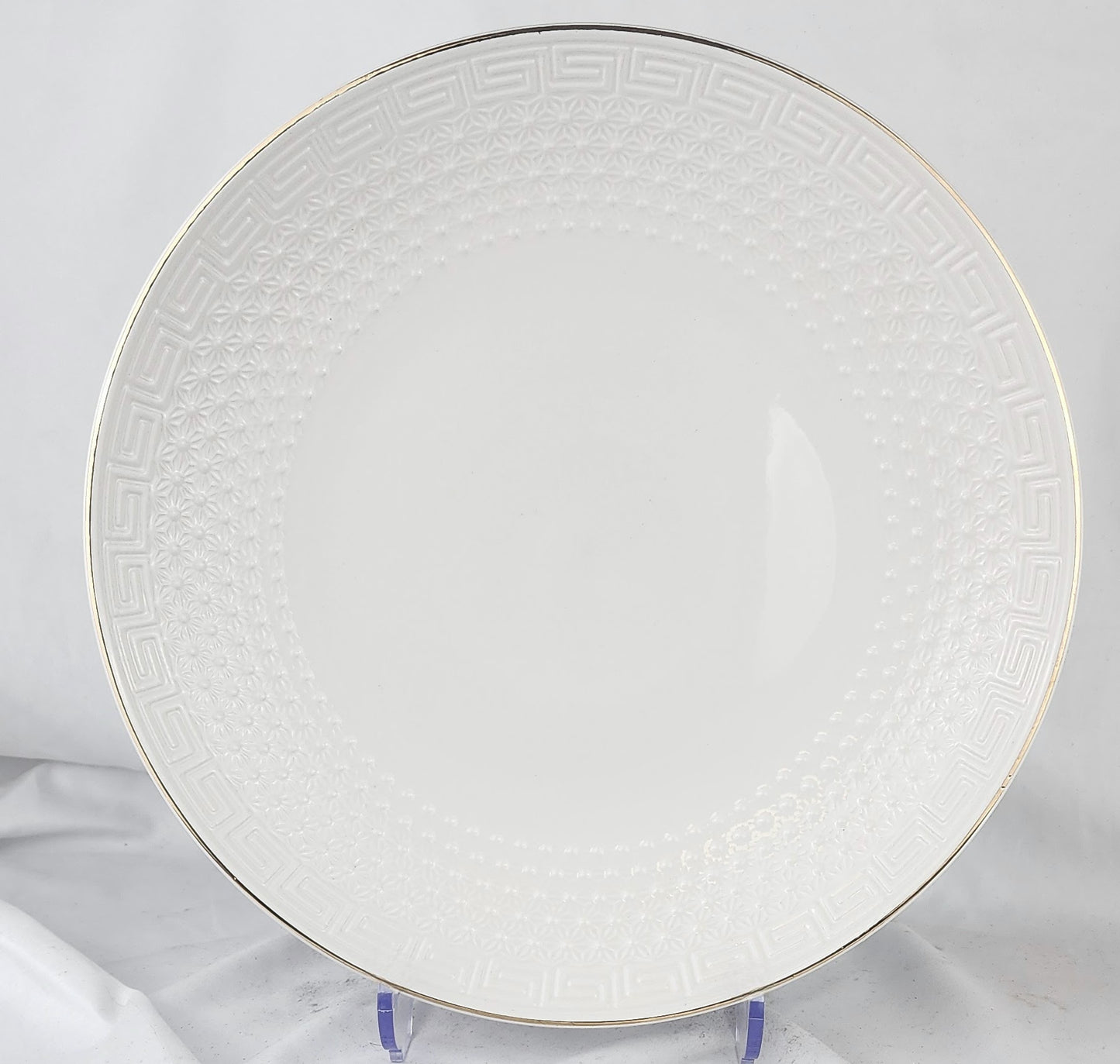 18-Inch Luxury Embossed Ceramic Dinner Plate – White with Gold or Silver Trim